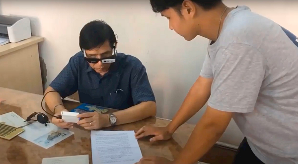 Nhóm tác giả trẻ tạo ra mắt kính thông minh cho người khiếm thị: Bước đột phá khoa học và nhân văn
